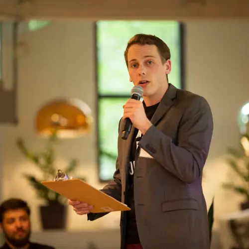 Ambroise Debret sur scène, micro à la main